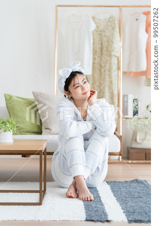 Young woman relaxing in the living room 99507262