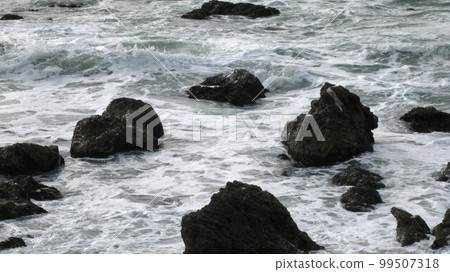 白浪拍打著日本海洶湧的礁石 白浪拍打著日本海洶湧的礁石 99507318