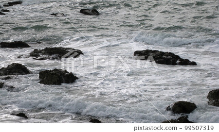 白浪拍打著日本海洶湧的礁石 白浪拍打著日本海洶湧的礁石 99507319