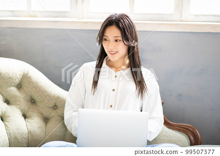 Young woman (laptop) 99507377