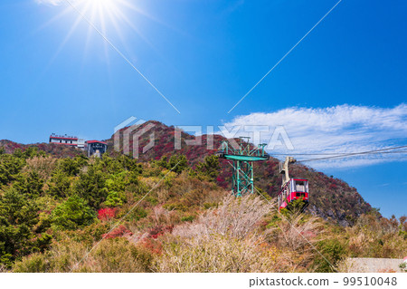 從雲仙仁田嶺索道區域看到的風景``長崎縣雲仙仁田嶺''秋天的紅葉景色 99510048