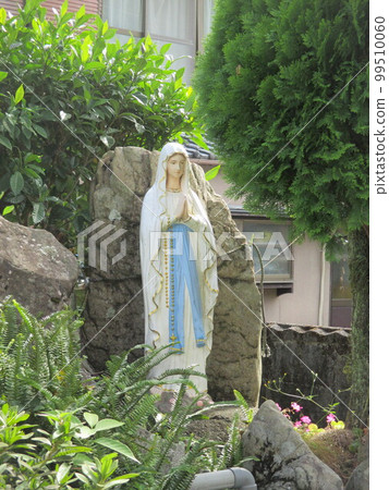 The statue of Mary in front of Sakitsu Church in Sakitsu Village, Kawaura-cho, Amakusa City, Kumamoto Prefecture, a world cultural heritage site The statue of Mary in front of Sakitsu Church in Sakitsu Village, Kawaura-cho, Amakusa City, Kumamoto Prefecture, a world cultural heritage site 99510060