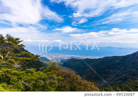 從雲仙二田嶺纜車區域看到的島原市區 有明海風景“長崎縣雲仙二田嶺”紅葉風景 99510087