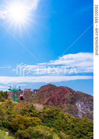 從雲仙仁田嶺索道區域看到的風景``長崎縣雲仙仁田嶺''秋天的紅葉景色 99510092