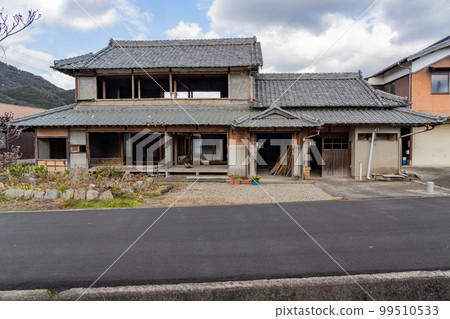 拆遷前的廢棄房屋 拆遷前的廢棄房屋 99510533