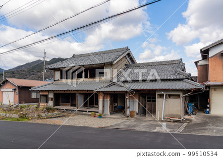 Abandoned house before demolition Abandoned house before demolition 99510534