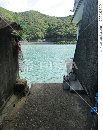 世界文化遺產熊本縣天草市川浦町佐木津村,民宅之間長約90cm的狹窄道路。 世界文化遺產熊本縣天草市川浦町佐木津村,民宅之間長約90cm的狹窄道路。 99510899