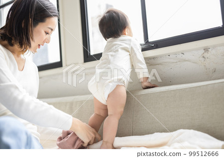 媽媽讓寶寶穿褲子 99512666