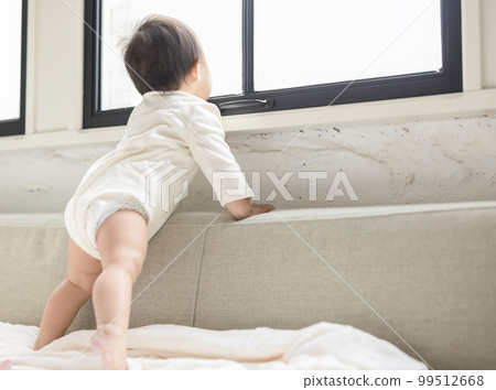 寶寶堅持並站立 99512668