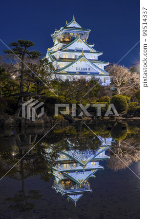Osaka castle night view Japanese garden reflection water mirror 99514337