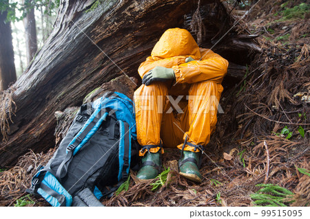 一個在森林裡遇險並坐著的人 99515095