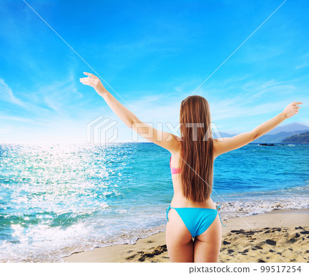 Woman in bikini starts holiday. concept of freedom and relax 99517254