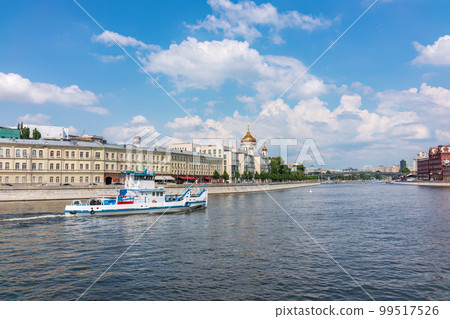 Panoramic view of the Moskva River and a tugboat sailing along the river 99517526