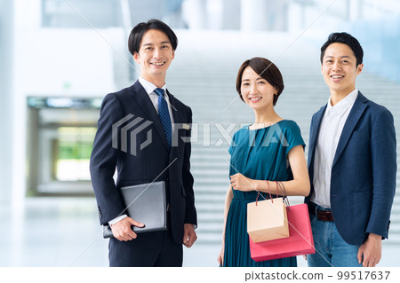 Business businessman sales couple couple middle school concierge real estate 99517637