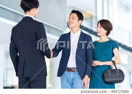Business businessman sales couple couple middle school concierge real estate 99517660