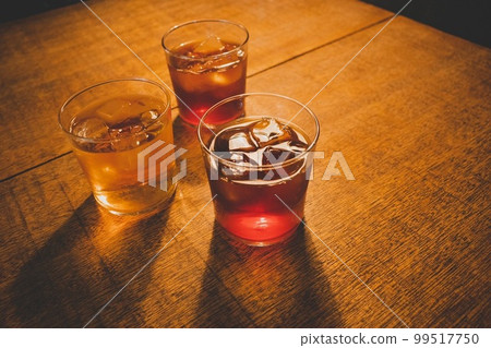 桌子上的三個杯子 桌子上的三個杯子 99517750