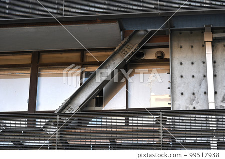 <Tokyo> The building of the Faculty of Engineering, University of Tokyo, where the damping device was installed <Tokyo> The building of the Faculty of Engineering, University of Tokyo, where the damping device was installed 99517938