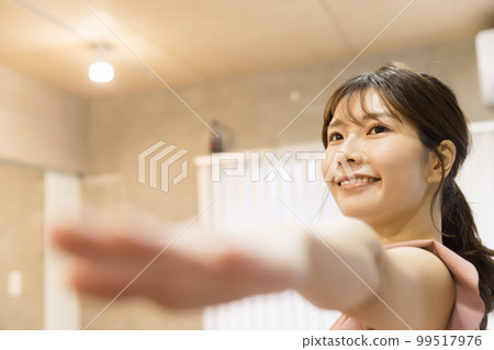在健身房做瑜伽的年輕女子 在健身房做瑜伽的年輕女子 99517976