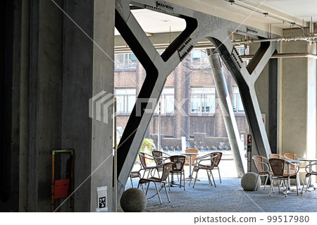 <Tokyo> The building of the Faculty of Engineering, University of Tokyo, where the damping device was installed <Tokyo> The building of the Faculty of Engineering, University of Tokyo, where the damping device was installed 99517980