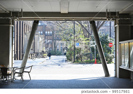 <Tokyo> The building of the Faculty of Engineering, University of Tokyo, where the damping device was installed <Tokyo> The building of the Faculty of Engineering, University of Tokyo, where the damping device was installed 99517981