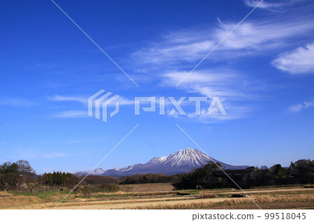 Spring scenery of Mt. Daisen Hoki Daisen before rice planting Spring scenery of Mt. Daisen Hoki Daisen before rice planting 99518045