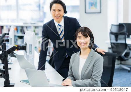 在辦公室工作的商人 99518047