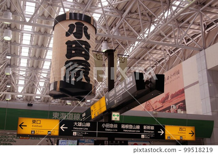 小田原站3以其巨大的小田原燈籠而聞名，據說是手電筒的原型。 99518219