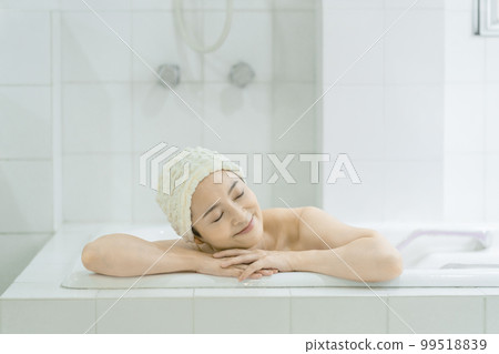 正在洗澡的阿拉菲夫女人 正在洗澡的阿拉菲夫女人 99518839