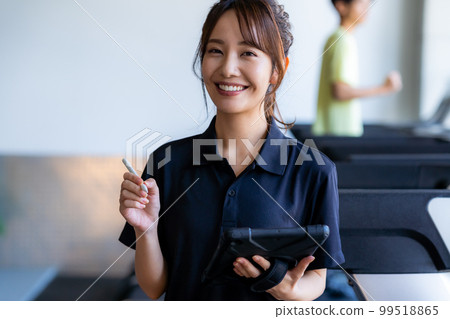 帶平板電腦的健身教練 99518865