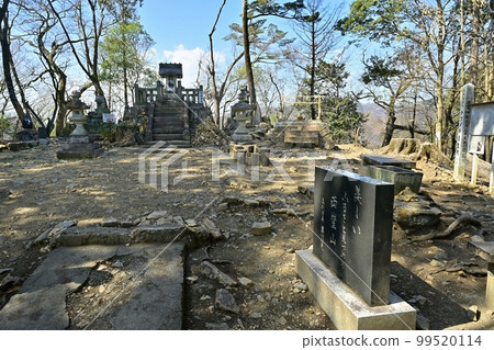 足利市兩垣山山頂空地上的御岳神社 99520114