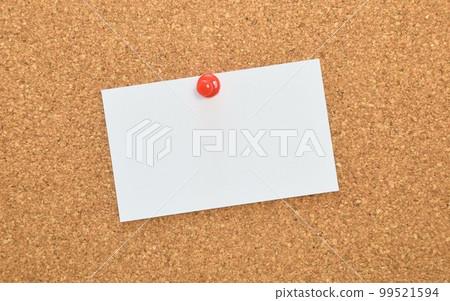 Close up of a blank card pinned to a corkboard 99521594