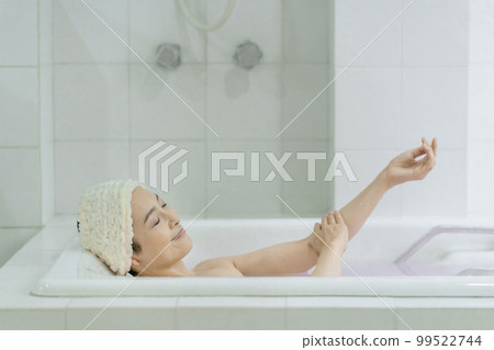 正在洗澡的阿拉菲夫女人 99522744