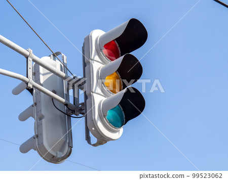 A vertical traffic light often seen in areas with a lot of snow. (within Hokkaido) A vertical traffic light often seen in areas with a lot of snow. (within Hokkaido) 99523062