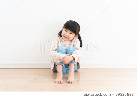 微笑的孩子坐在地板上 99523688