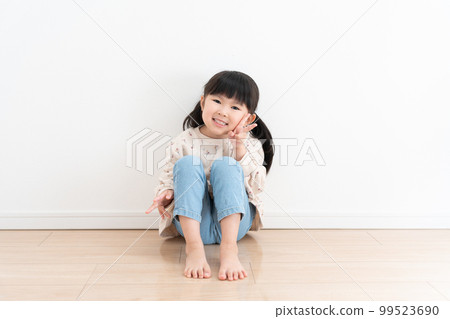 微笑的孩子坐在地板上 99523690