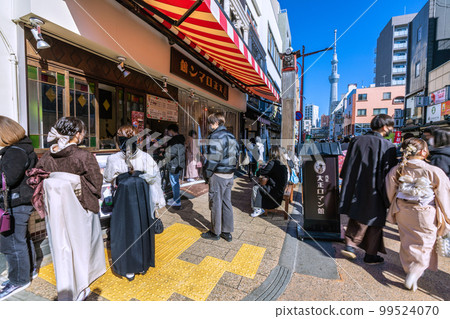 日本的東京城市景觀從淺草寺和仲見世街看繁華的電報院街=2月22日 日本的東京城市景觀從淺草寺和仲見世街看繁華的電報院街=2月22日 99524070