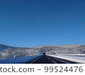 北海道冬季高速公路在晴朗晴朗的天空下行駛 99524476