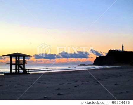 The beach before dawn is madder The beach before dawn is madder 99524486