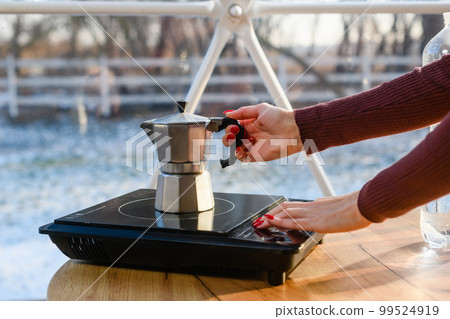 Making aromatic coffee with geyser coffee brewing Making aromatic coffee with geyser coffee brewing 99524919