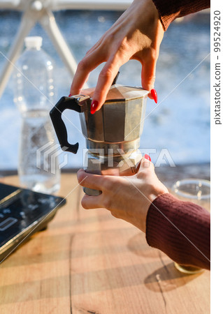 Making aromatic coffee with geyser coffee brewing Making aromatic coffee with geyser coffee brewing 99524920