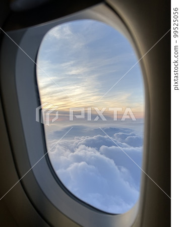 從全日空新千歲飛往伊丹的飛機上看到的日落 99525056