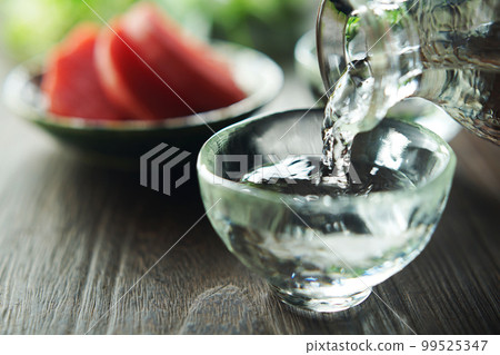 Poured sake and pickles (red turnip) 99525347