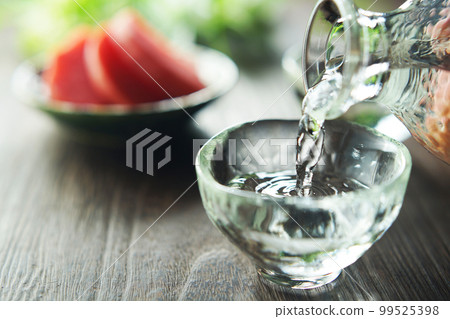 Poured sake and pickles (red turnip) 99525398