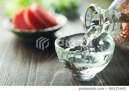 Poured sake and pickles (red turnip) 99525445