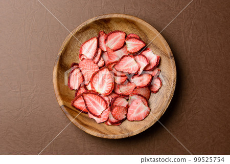 Dried strawberries seen from above 99525754