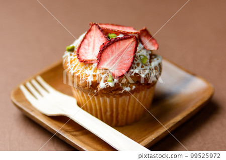 可愛的紙杯蛋糕配草莓片 99525972