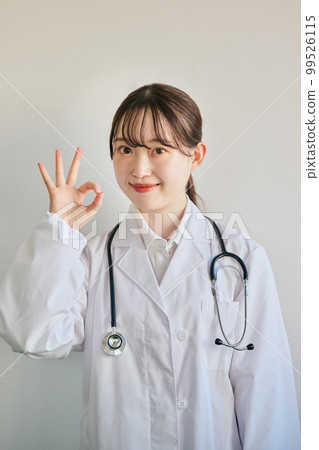 做 OK 姿勢的年輕女醫生 99526115