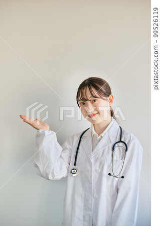 年輕的女醫生這樣擺姿勢 年輕的女醫生這樣擺姿勢 99526119