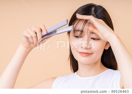 做燙髮器的年輕女人 99526463