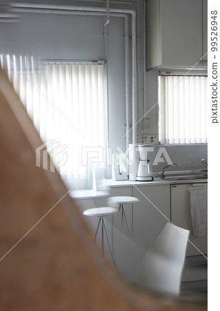 午後的廚房，光線映在鏡子裡 99526948